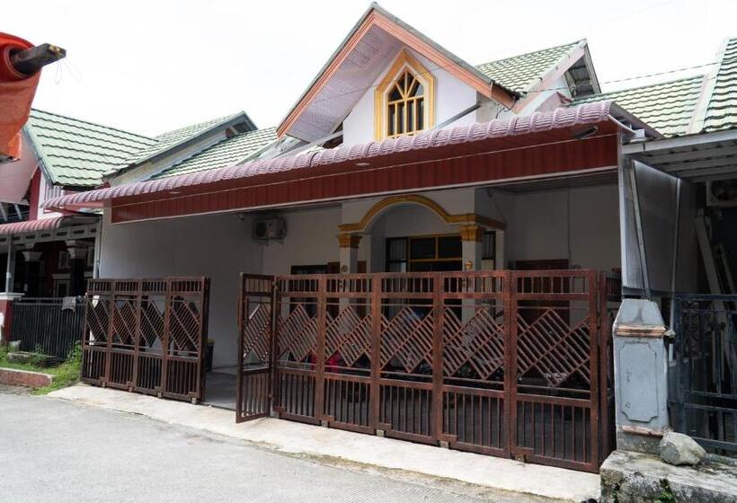 پانسیون Nginapdipadang, Parkit House, Near Universitas Negeri Padang, 10mins Padang Beach
