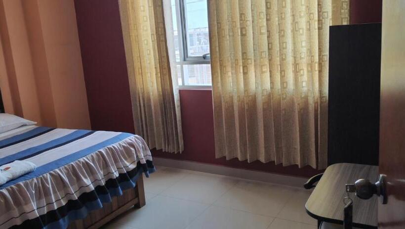 ホテル Hostal Llaut