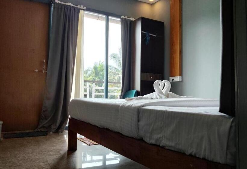 Отель Yogitree Beach Resort & Cafe