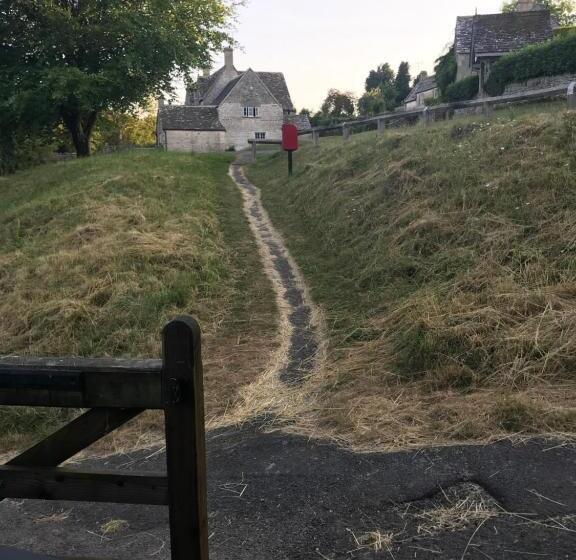 بنسيون The Old Post Office Studio Apartment In A Beautiful Cotswold Village