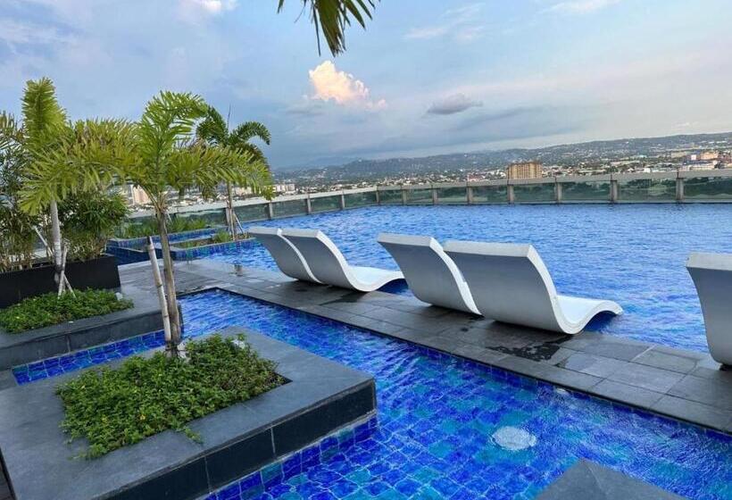 Queen Bed, Sauna, Gym & Captivating Views