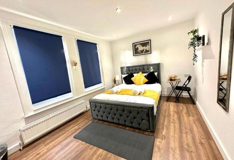 펜션 Hounslow Suites   Tw3