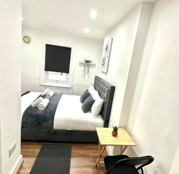 펜션 Hounslow Suites   Tw3