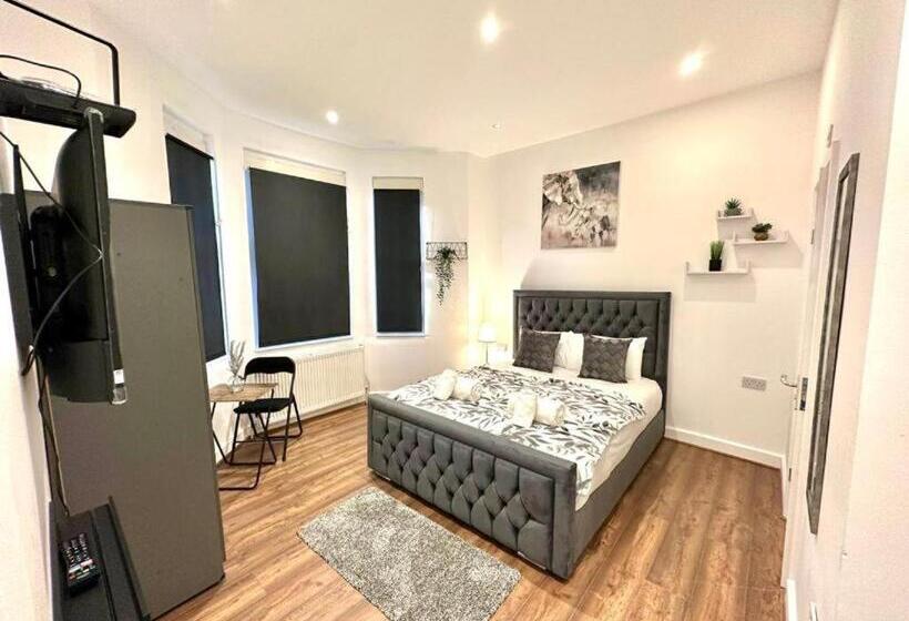 펜션 Hounslow Suites   Tw3
