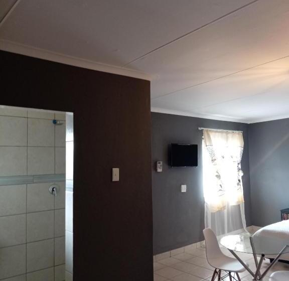 פנסיון Zihlalele 24hours Guest House