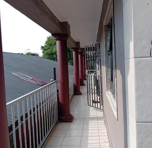 פנסיון Zihlalele 24hours Guest House