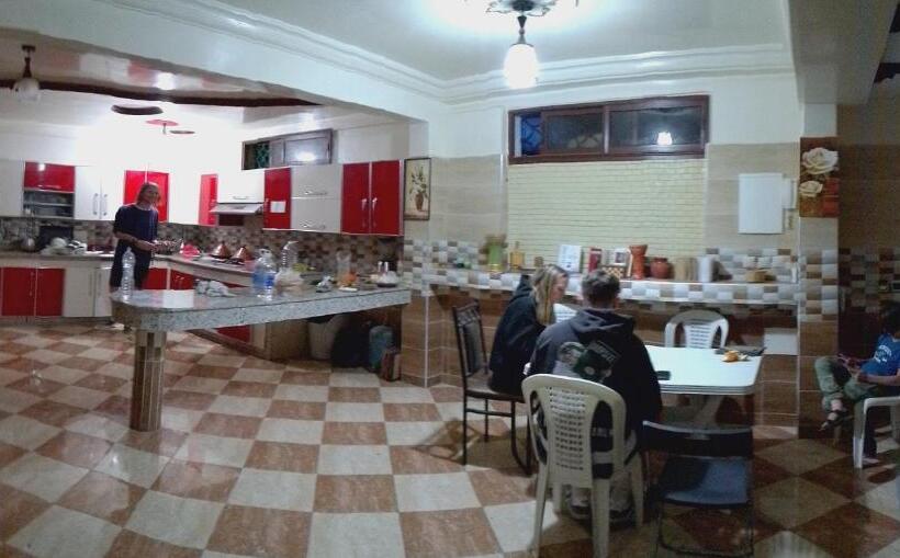 هاستل Dawn Surf