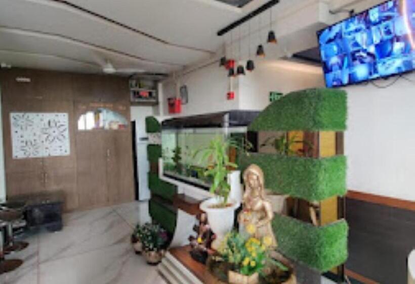 호텔 Shakti Delux Rooms Vadodara