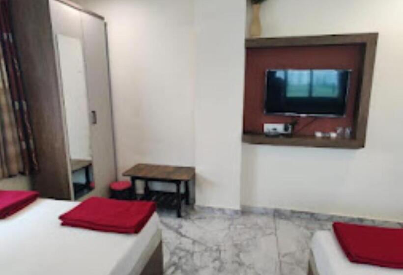 호텔 Shakti Delux Rooms Vadodara