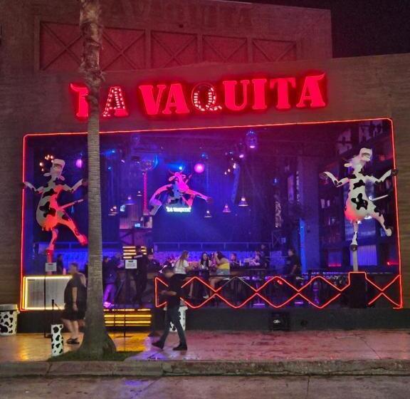 Elegant Condo In An Upscale Building