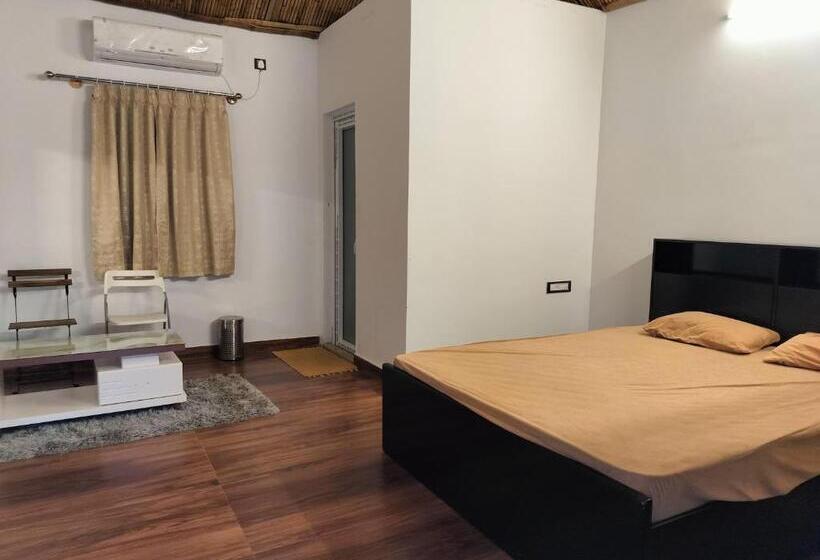 호텔 Indo Bali Poolside Resort In Bangalore