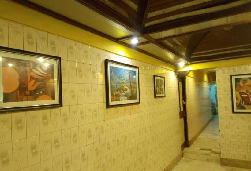 酒店 Nandini Deluxe Lodge
