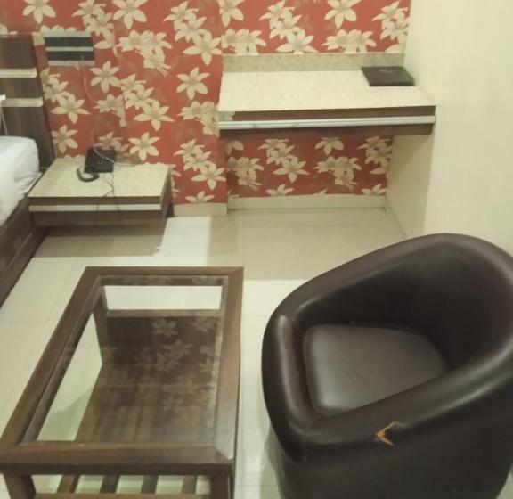 فندق Sharveen Classic Inn