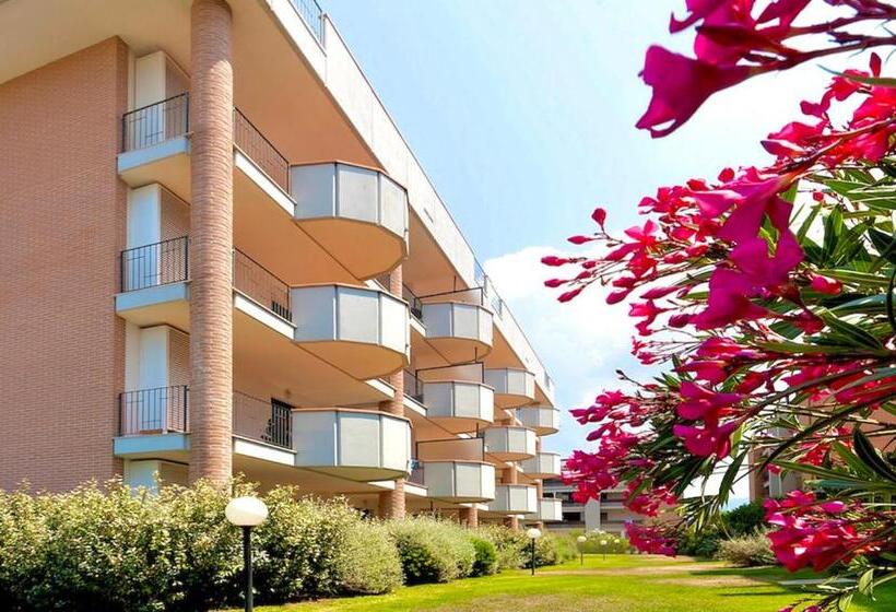 Isa Apartments 4 Beds In Residence With Swimming Pool In San Vincenzo, Just 600 Meters From The Sea