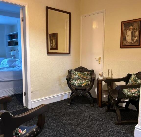 پانسیون Lucy Cross Guest House