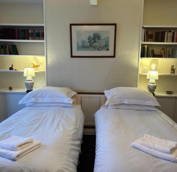 بنسيون Lucy Cross Guest House