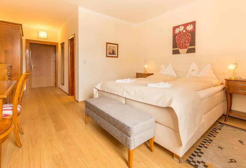 هتل Schloss Lerchenhof