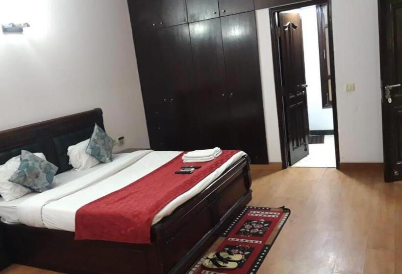 Hotel Divine Admire Opp Gurudwara Sahib In Taimoor Nagar Friends Colony