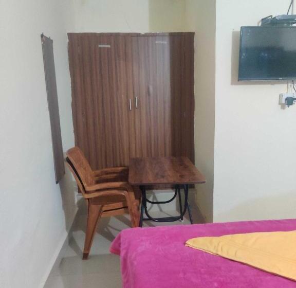 בית מלון כפרי Oyo Navarang Boarding And Lodging