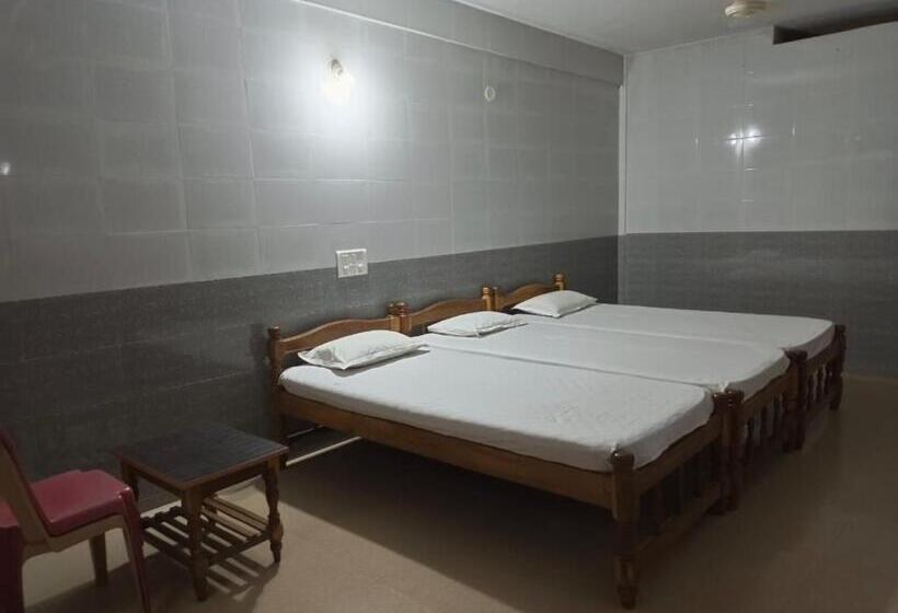 Отель Staymaker Deepak