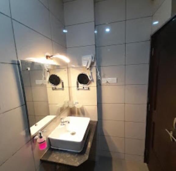 ホテル Vardan Residency, Ratnagiri