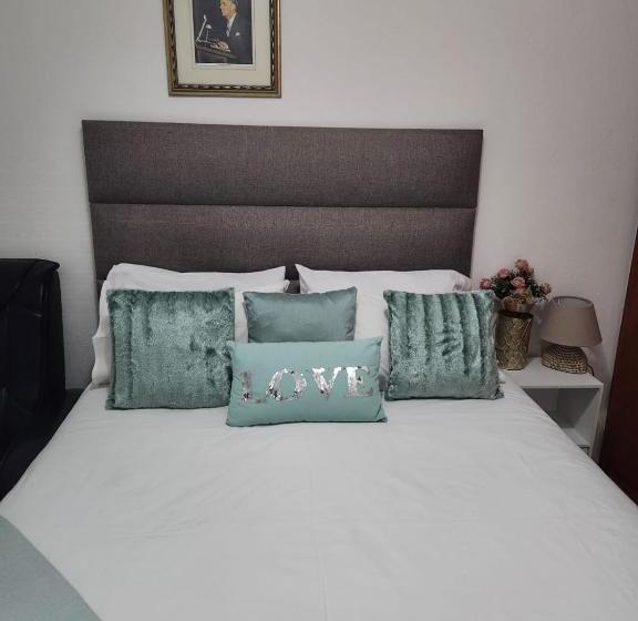Пансион Squirrels Guest House