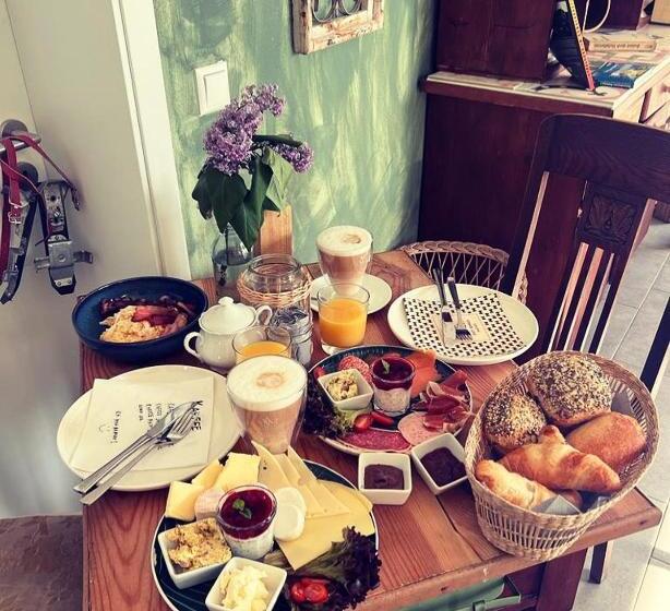 Общежитие Zweibettzimmer Mit Gemeinschaftsbad ,küche & Wohnzimmer