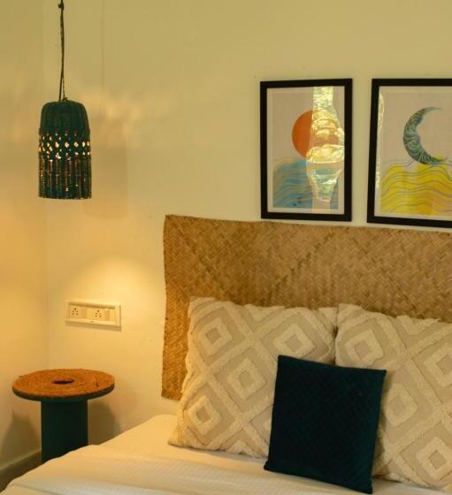 فنادق الكبسولة Zente Cafe & Stays