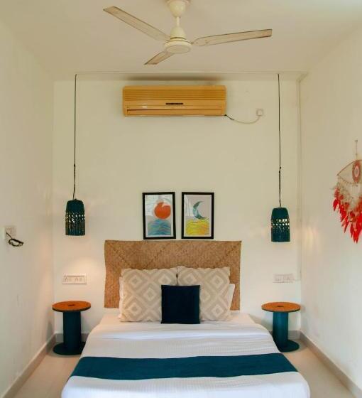 فنادق الكبسولة Zente Cafe & Stays