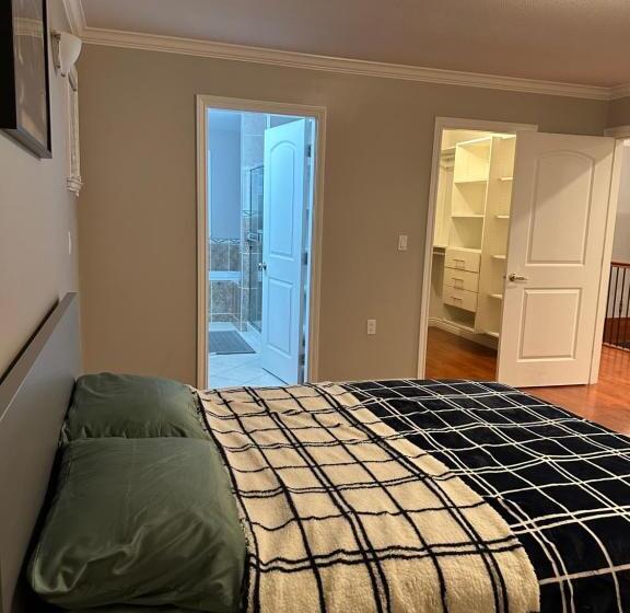 بنسيون Charming Home In Surrey