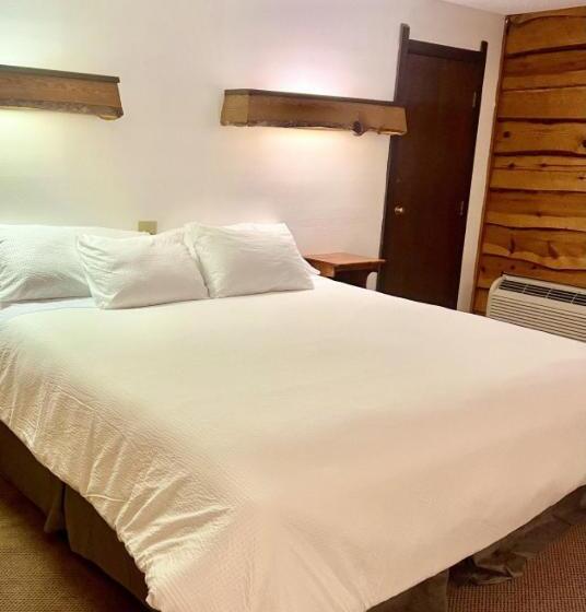 فندق Bridge Inn Tomahawk   1st Floor,1 King Bed,1 Reclining Chair, Walkout, River View