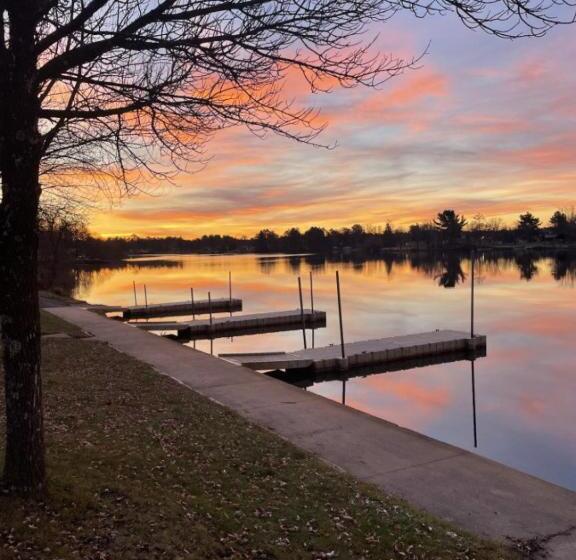 فندق Bridge Inn Tomahawk   1st Floor,1 King Bed,1 Reclining Chair, Walkout, River View