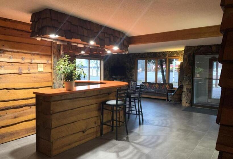 فندق Bridge Inn Tomahawk   1st Floor,1 King Bed,1 Reclining Chair, Walkout, River View