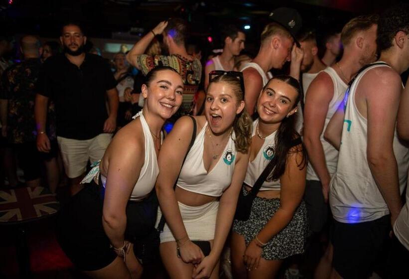 호스텔 Mad Monkey Phuket