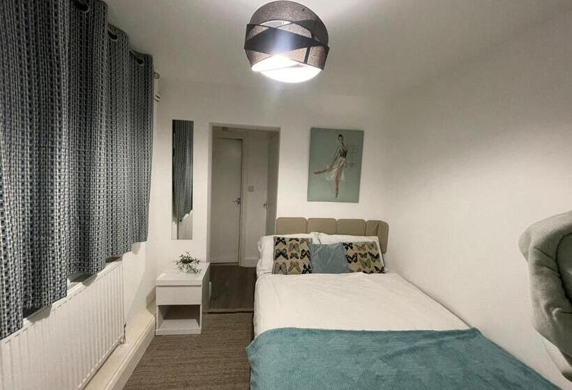 Пансион Spacious & Comfortable Ensuite Room In Lovely Home
