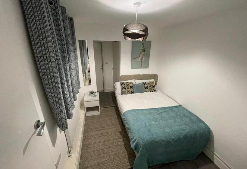 Пансион Spacious & Comfortable Ensuite Room In Lovely Home