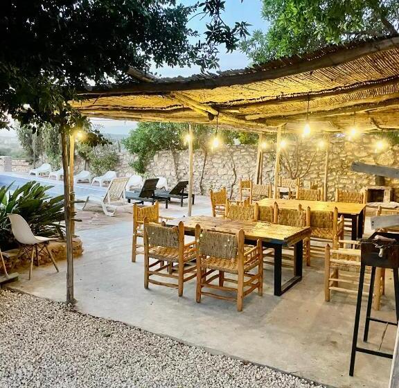 هتل Chill House Surf Camp