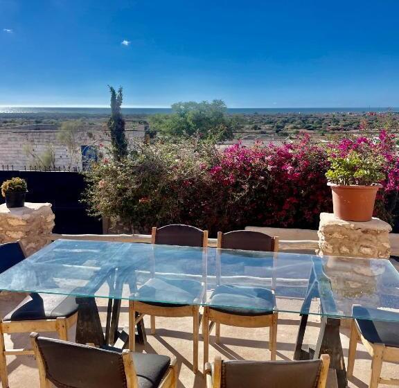 هتل Chill House Surf Camp