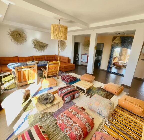 هتل Chill House Surf Camp