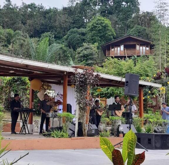 هتل Hosteria Madera Fina