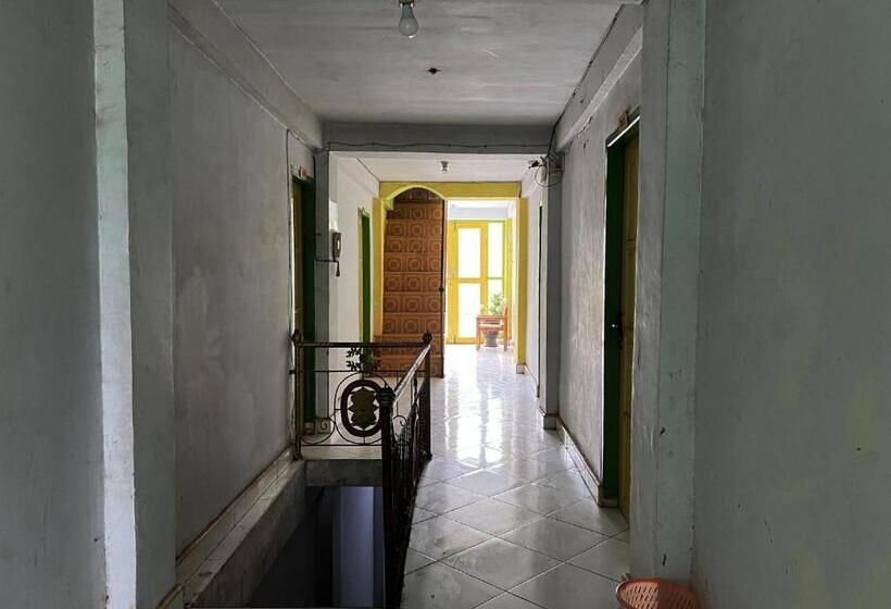فندق Oyo 93304 Wisma La Oda Syariah