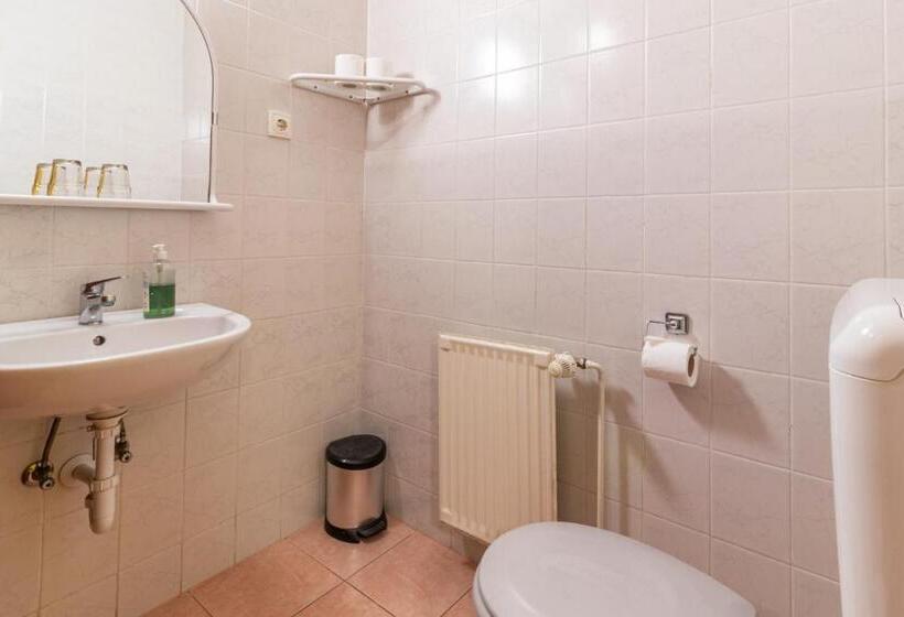 ベッドアンドブレックファースト Kisduna étterem Panzió