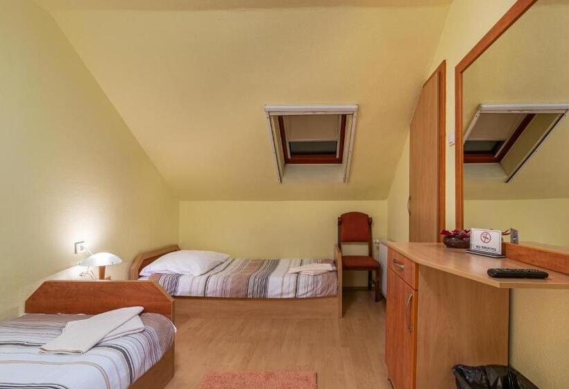 ベッドアンドブレックファースト Kisduna étterem Panzió