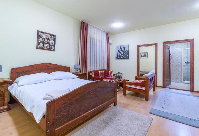 ベッドアンドブレックファースト Kisduna étterem Panzió