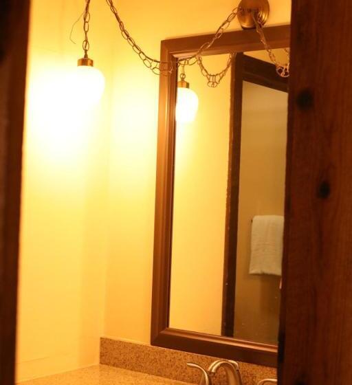 فندق Bridge Inn Tomahawk  1st Floor, 2 Queen Size Bed, Walkout, River View
