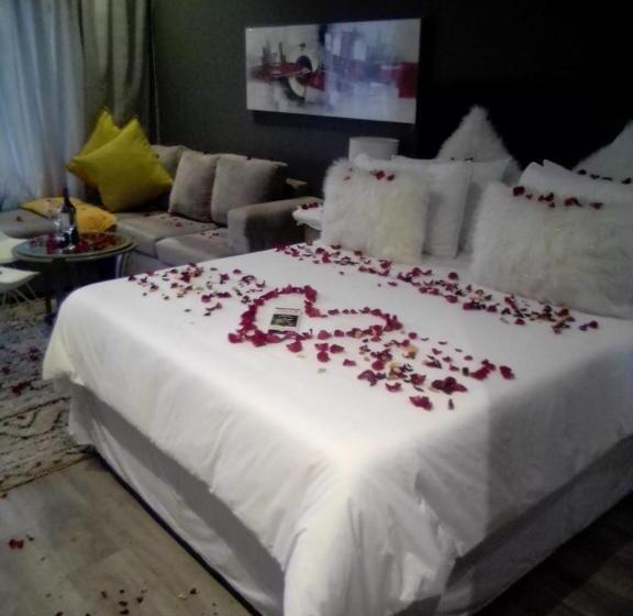Отель Menylyn Maine Residences Trilogy 913