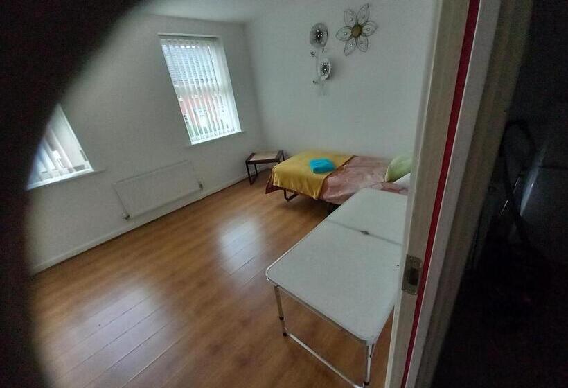 Пансион Private Rooms, 2 Showers In 3 Storey Hse, 25 Minutes Walk From Leicester City Centre