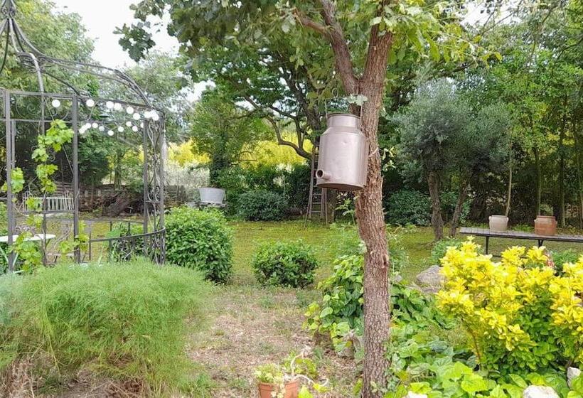 住宿加早餐  Chambres D Hôtes Et Cuisine Commune, Domaine Les Peupliers, Lagnes
