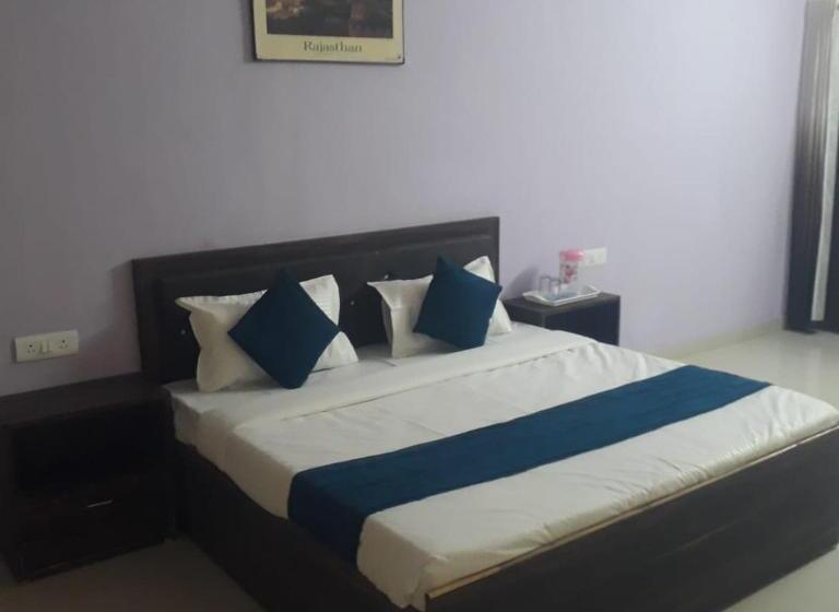 فندق O Girdharwal Resort