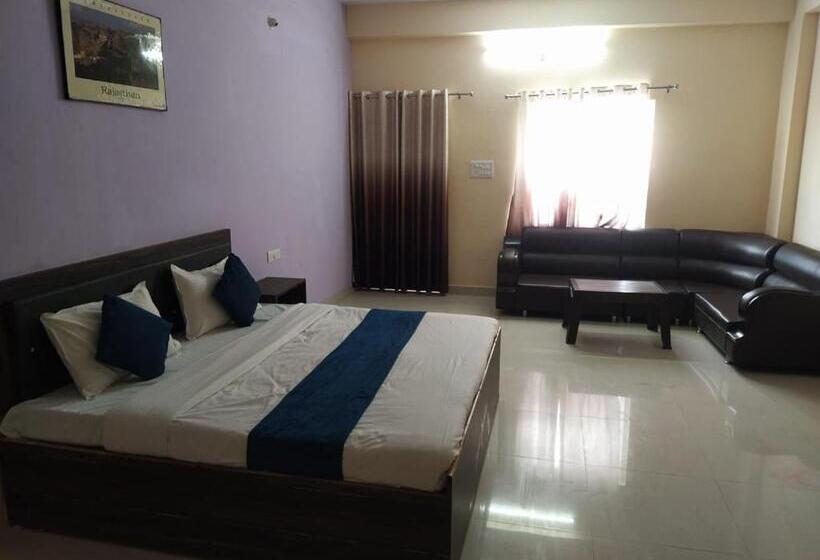 فندق O Girdharwal Resort